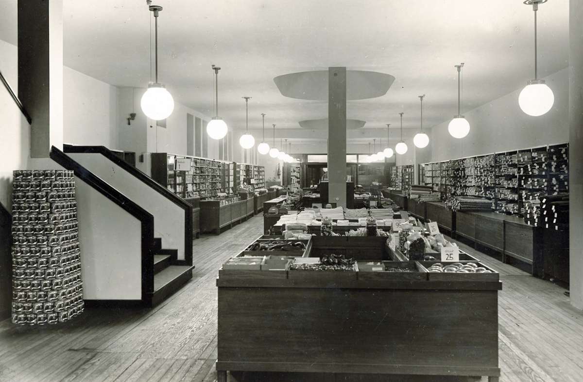 Das Stuttgarter Kaufhaus Schocken wurde am 4. Oktober 1928 feierlich eröffnet, gut einen Monat vor Fertigstellung des Tagblatt-Turms.