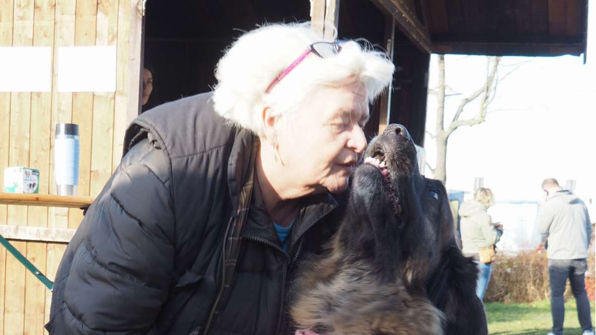 Edeltraud Geiger und ihre Leonberger Hündin Finja sind ein Herz und eine Seele.