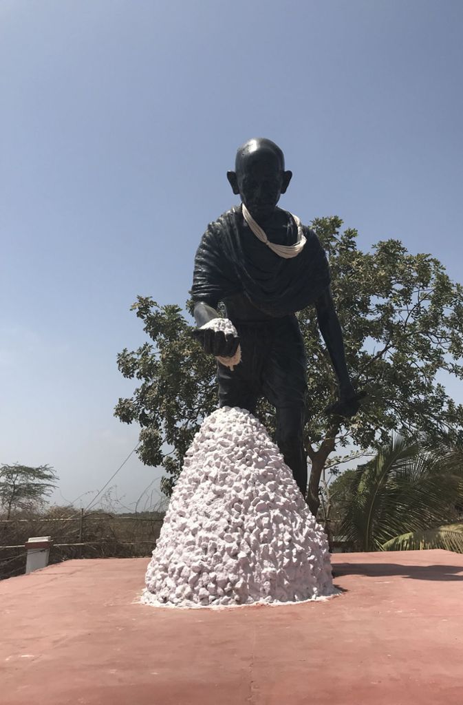 Diese Statue zeigt Gandhi, wie er eine Handvoll Salz aufnimmt. Sie steht in Dandi, wo 1930 der berühmte Salzmarsch endete, mit dem Gandhi gegen das Salzmonopol der Briten protestierte. Seit Februar würdigt eine neue Gedenkstätte dieses historische Ereignis.