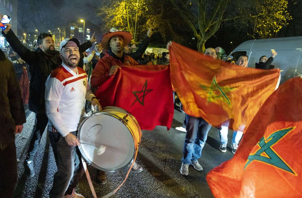 Die Feiernden schwenkten marokkanische Fahnen und schlugen auf Trommeln.