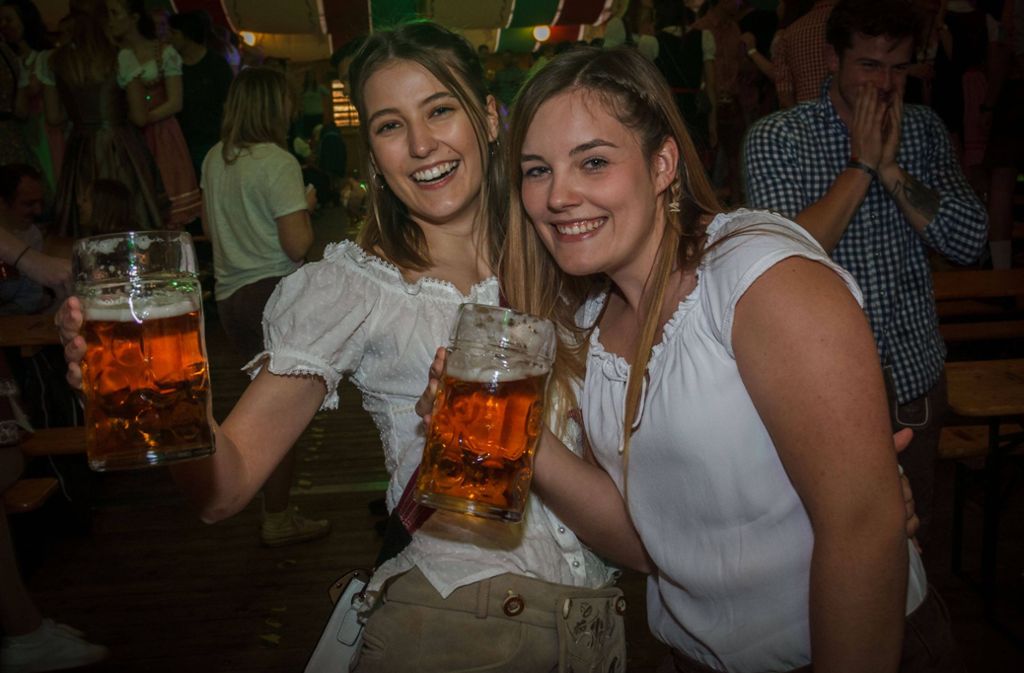 Die Maß Bier kostet in diesem Jahr bis zu 10,60 Euro und ist damit 30 Cent teurer als 2018 – ein stolzer Preis, nicht nur für den studentischen Geldbeutel.