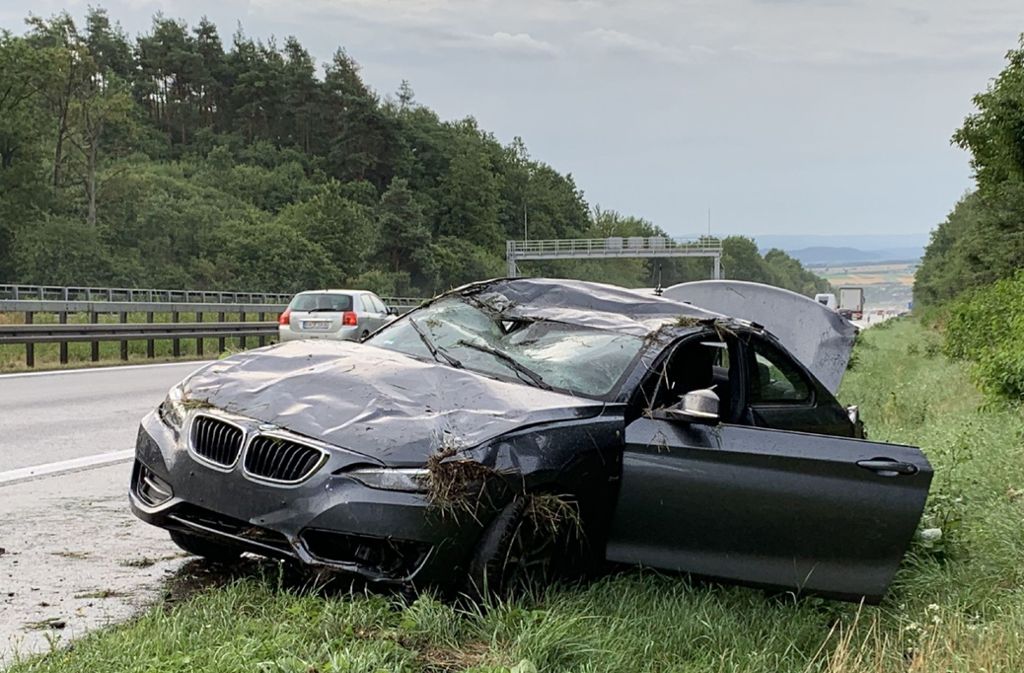 Der BMW rutschte auf der nassen Fahrbahn der A81  bei Herrenberg von der Straße ab. Foto: SDMG