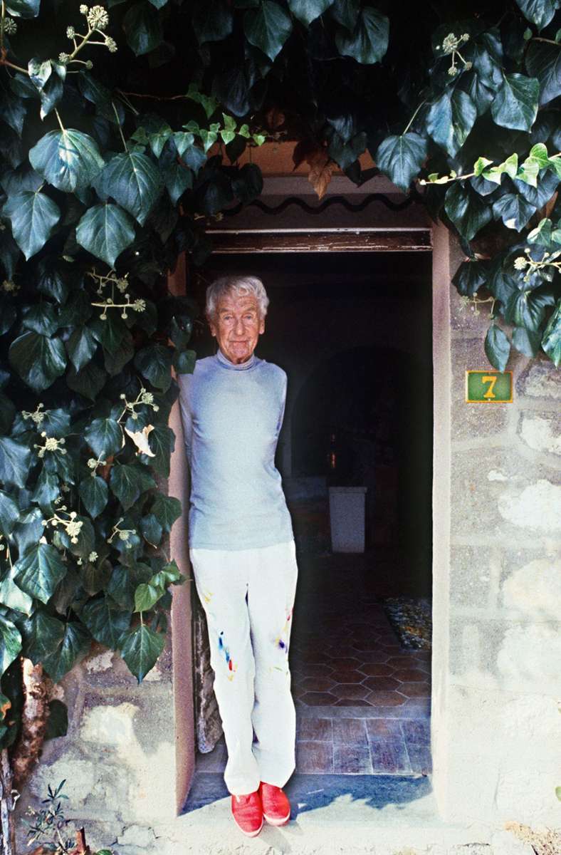 Der französische Fotograf und Maler Jacques Henri Lartigue (1894-1986) posiert hier am 3. Oktober 1983 vor der Tür seines Landhauses in Opio, wo er sein Atelier hatte. Das Centre Georges Pompidou in Paris widmete ihm 2004 eine große Ausstellung.