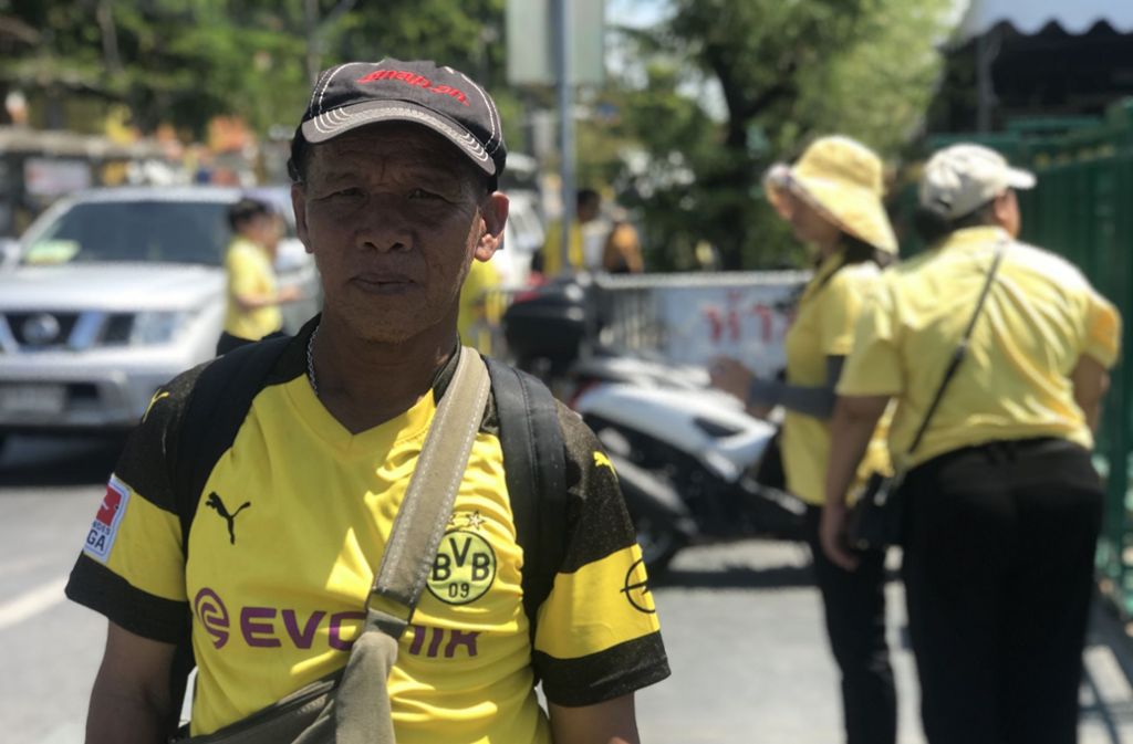 Die Militärregierung hatte an alle Thailänder appelliert, Gelb zu tragen, die Farben des Königshauses. Dieser Mann hat dazu ein Trikot von Borussia Dortmund zweckentfremdet.