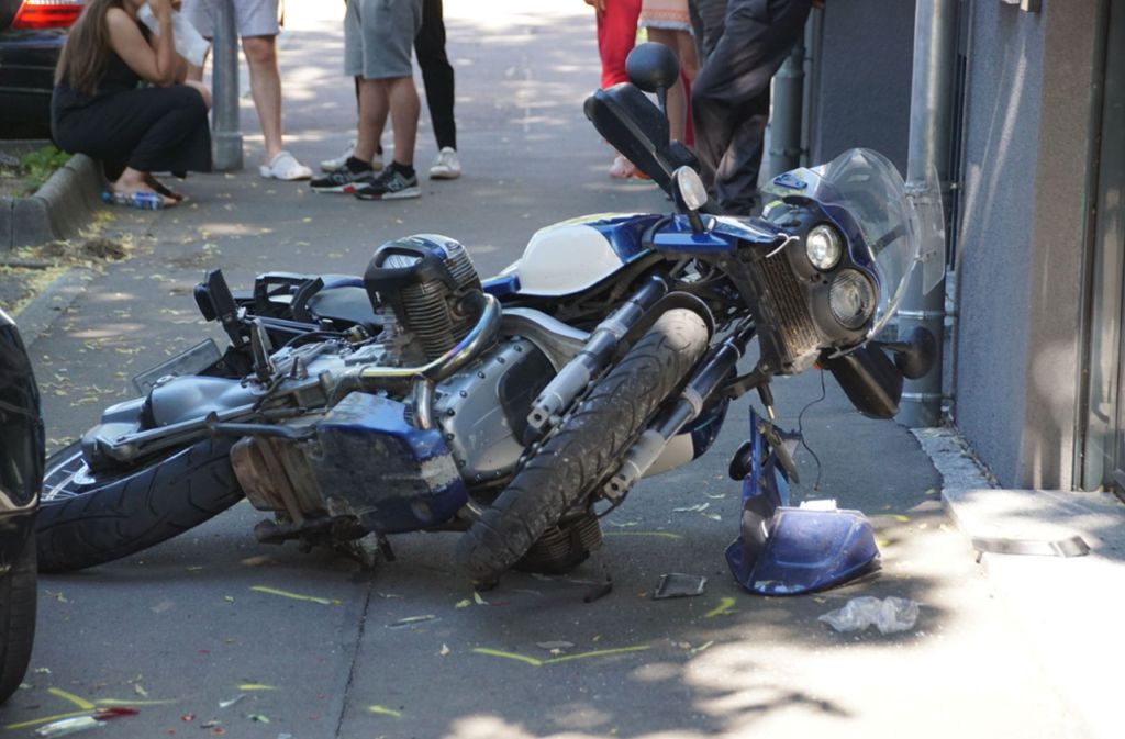 Der Motorradfahrer, der zum Unfallzeitpunkt neben seiner Maschine stand, wurde schwer verletzt.