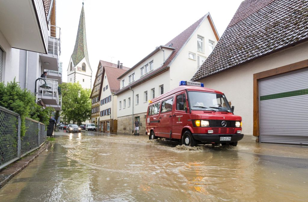 Überflutete Straßen im Aichtal