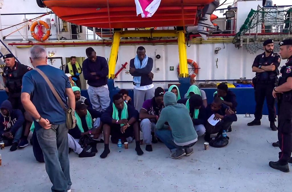 Die Migranten, die von der Sea Watch 3 gerettete wurden, sind in Italien an Land gegangen.