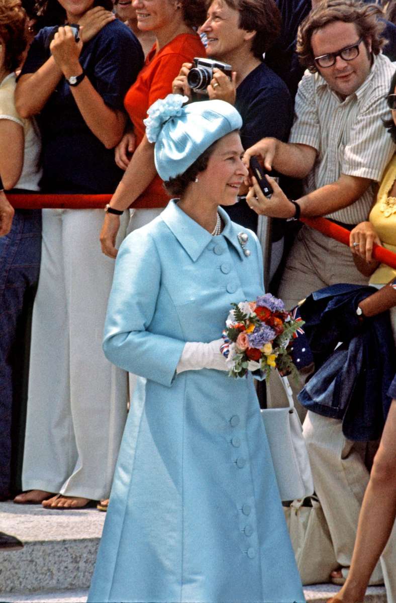 Mantelkleider wurden schon früh zum Markenzeichen der Monarchin – farblich passend dazu: Das Hütchen.