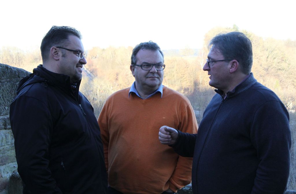 Der Investor Günter Eberhardt (rechts) im Gespräch mit Marketingleiter Stefan Walliser (links) und Projektleiter Roland Haag.