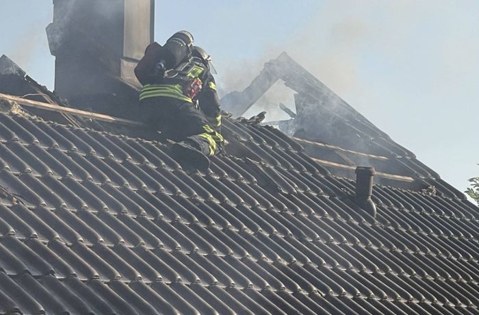 Brand in Stuttgart: Flammen schlagen aus Wohnhaus in Feuerbach
