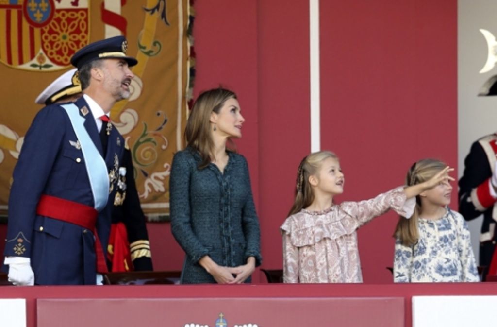 12. Oktober 2014: Zusammen mit ihren Töchtern Leonor und Sofia nehmen Felipe und Letizia von Spanien eine Militärparade ab.