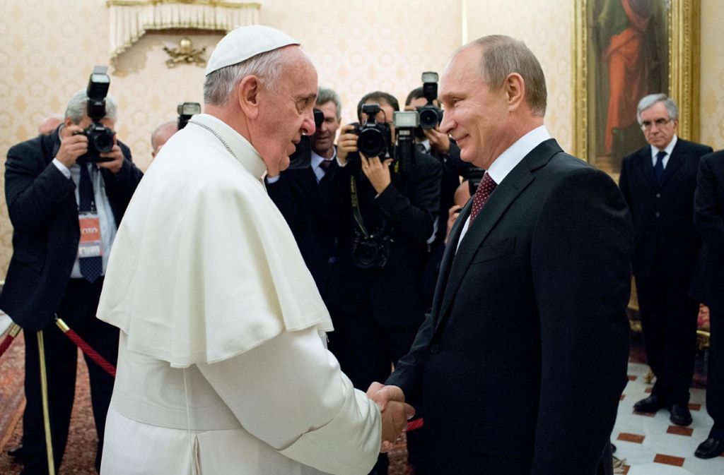 Papst Franziskus hat am Donnerstag den russischen Staatspräsidenten Wladimir Putin zu einer Audienz im Vatikan empfangen.  Dieses Bild zeigt eine frühere Zusammenkunft. Foto: dpa