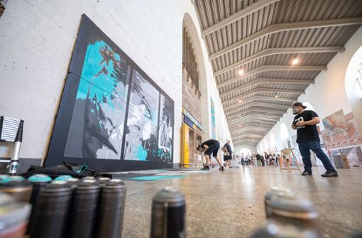 In den kommenden Wochen wird die große Halle zu einer Art Galerie für Graffiti-Kunst. Foto: dpa/Sebastian Gollnow
