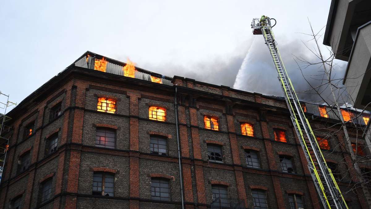Feuer in Mannheim: Brennendes Gebäude wird abgerissen