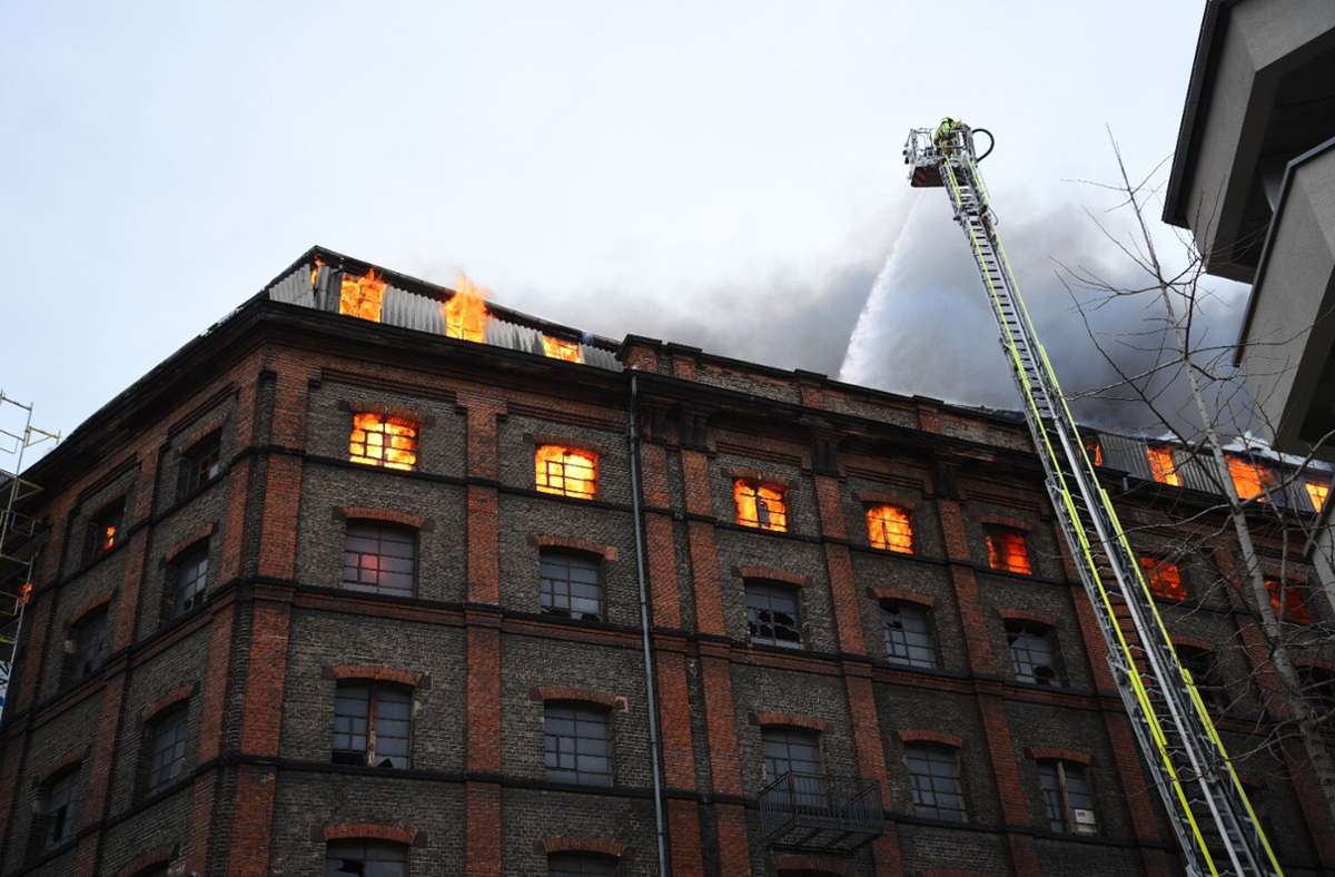 Das Feuer war am Freitagmittag in dem leerstehenden Gebäude ausgebrochen.