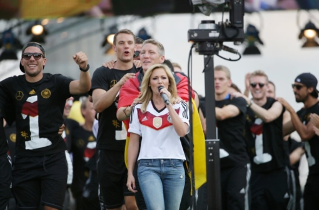 "Atemlos" auf der Fanmeile - Helene Fischer singt und die DFB-Elf tanzt eine Weltmeister-Polonaise.