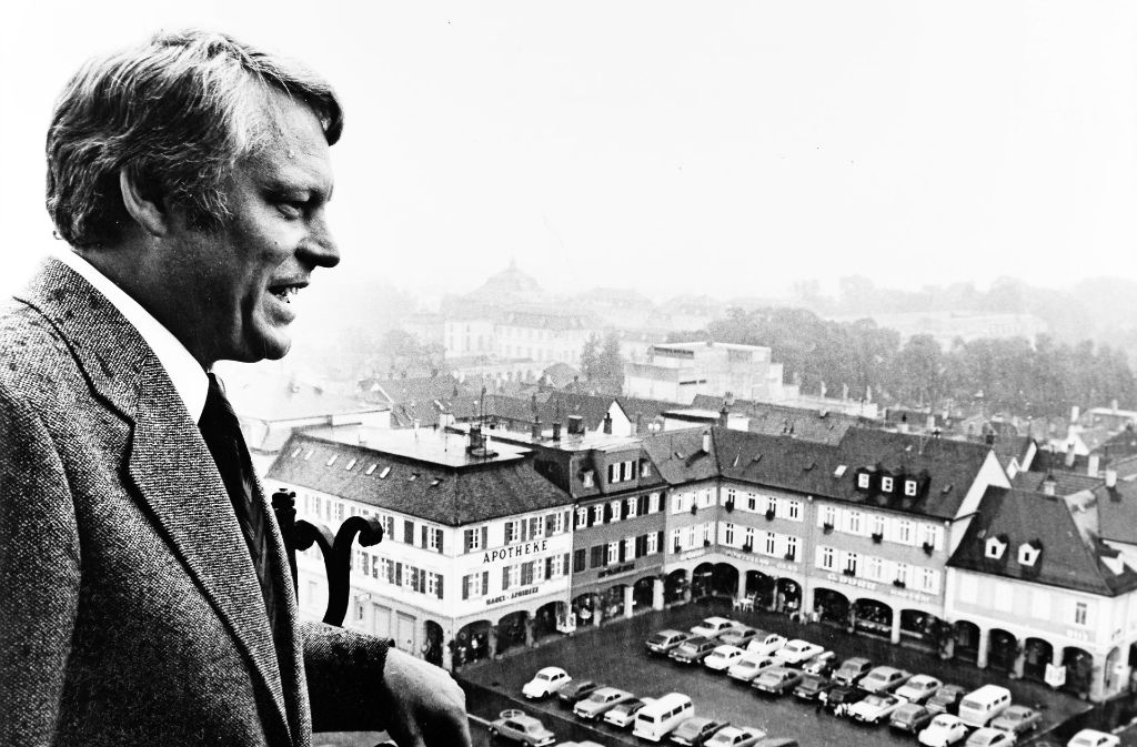 Gunter Huonker holt 1972 das Direktmandat für den Bundestag. Hier betrachtet er den Ludwigsburger Marktplatz – damals noch nicht autofrei.
