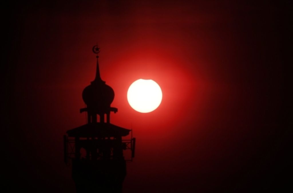 Bei einer Sonnenfinsternis wird die Sonne vom Mond verdeckt.