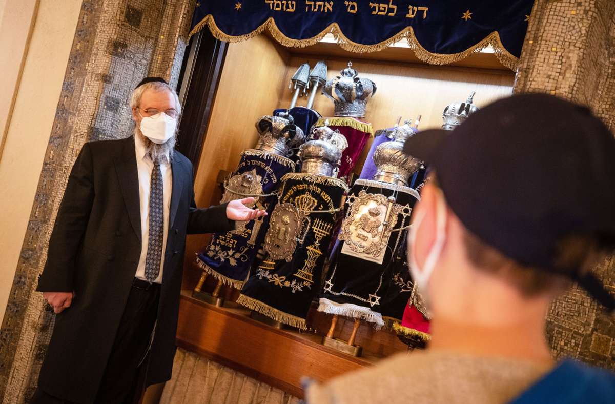 Der Stuttgarter Rabbiner Yehuda Pushkin beantwortet bei der Führung geduldig Fragen.