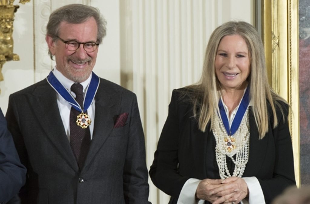 Ebenso der Regisseur Steven Spielberg, der ebenfalls mit einer Medaille ausgezeichnet wurde.