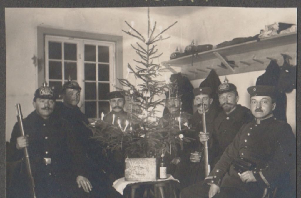 Ein Soldat aus Cannstatt (ganz rechts) feierte die erste Kriegsweihnacht mit seinem Kameraden. Weitere Bilder zur Ausstellung im Stadtmuseum folgen.