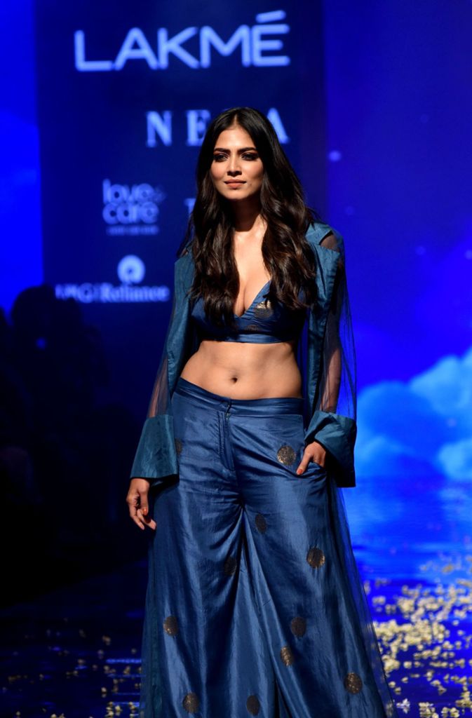 Schauspielerin Malavika Mohanan macht das Bollywood-Feeling perfekt, als sie mit ihrem Outfit von Designer Vineet Trahul über den Laufsteg stolziert.
