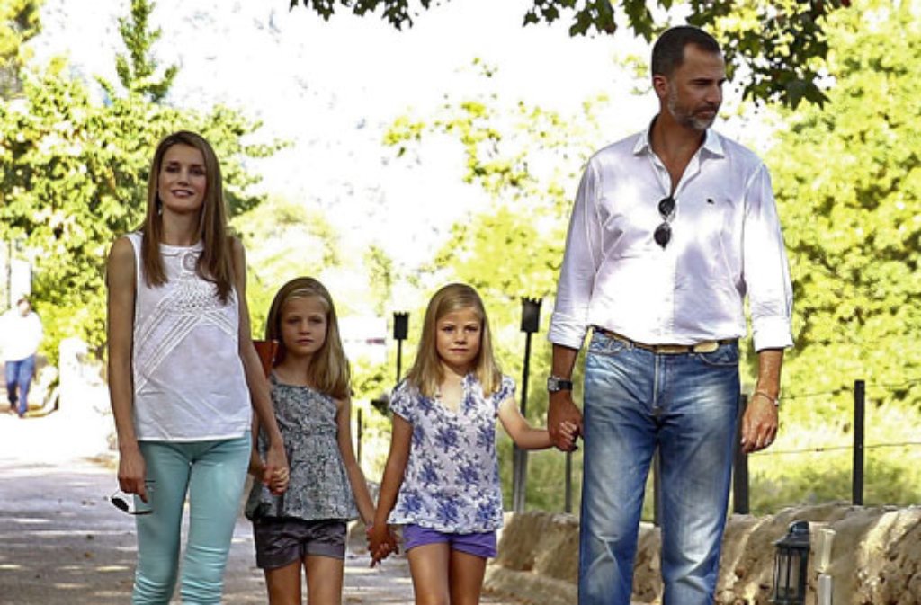 Auch Royals machen mal Urlaub: Kronprinz Felipe von Spanien und seine Frau Letizia spannen wie jedes Jahr auf der Ferieninsel Mallorca aus. Mit von der Partie: Die Prinzessinnen Leonor (7) und Sofía (6).