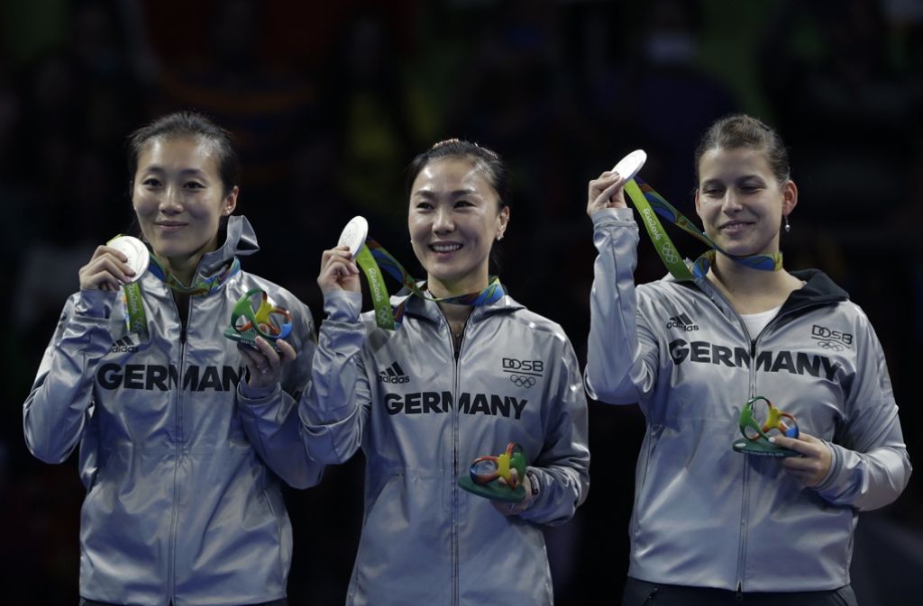 Die deutschen Tischtennis-Frauen verpassen die Final-Sensation gegen Favorit China. Die Silbermedaille ist aber ein großer Erfolg. Han Ying, Shan Xiaona und Petrissa Solja (von links) verlieren das Endspiel mit 0:3 gegen die Seriensiegerinnen aus China.