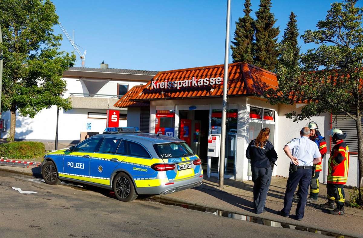 Zwei maskierten Männern ist der Versuch misslungen, einen Geldautomaten in Donzdorf im Kreis Göppingen zu sprengen.