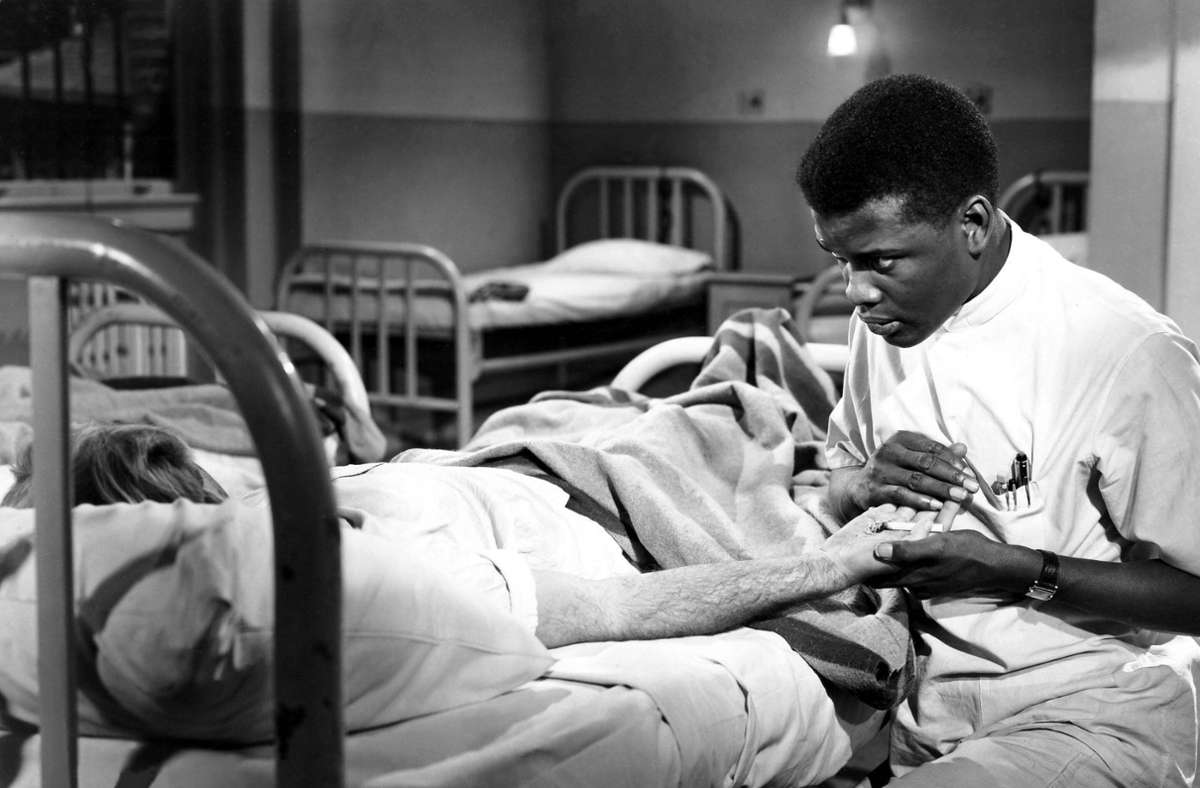 Filmbild aus „No Way Out“ - Poitier als junger Arzt, der es mit rassistischen Kriminellen zu tun bekommt.