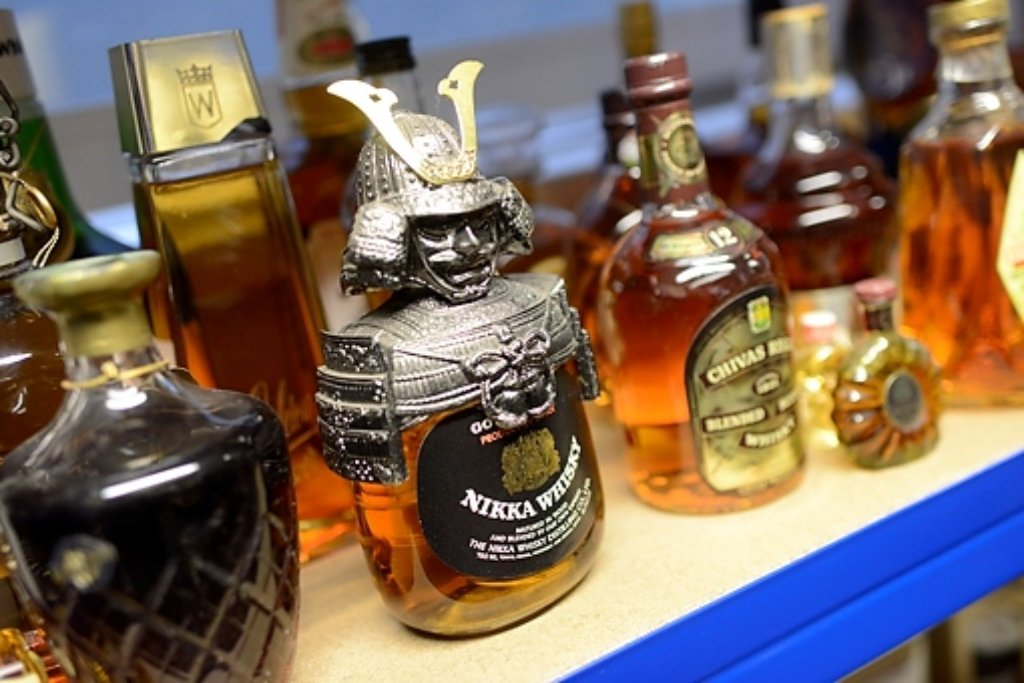 Ein Whisky aus Japan in skurriler Aufmachung: In Bietigheim-Bissingen ist die angeblich größte Whisky-Sammlung Europas versteigert worden.