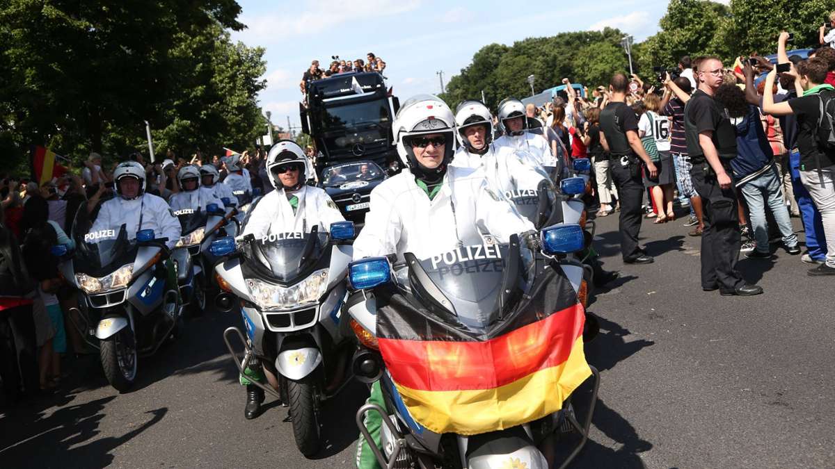 Diskussion wegen Verbots zur Fußball-EM: Polizisten mit Deutschlandfahnen? Klare Regelung im Land