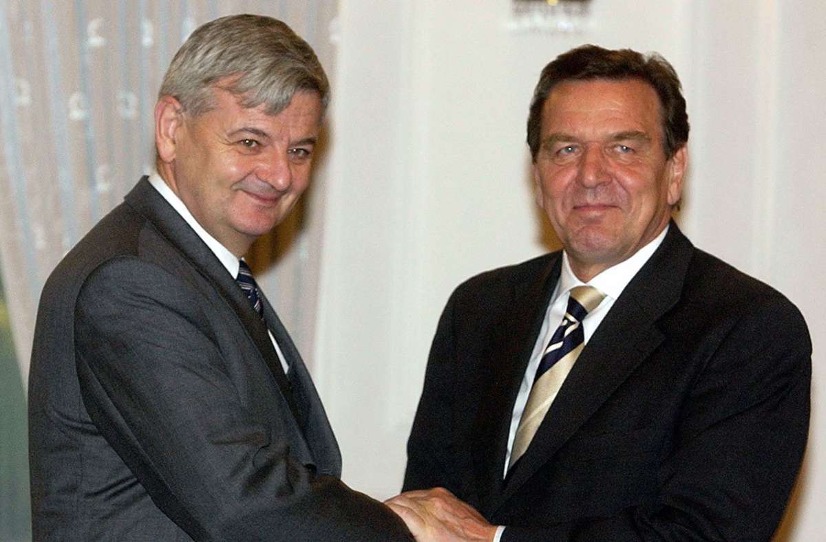 Die SPD koalierte mit Bündnis 90/Die Grünen, die somit zum ersten Mal Regierungsverantwortung übernahmen. Hier zu sehen ist Gerhard Schröder mit Außenminister Joschka Fischer.