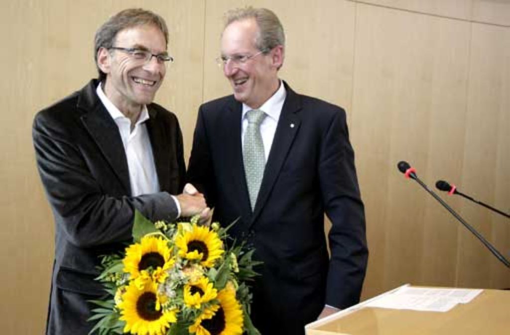 Der Oberbürgermeister Wolfgang Schuster (rechts) gratuliert dem Wahlsieger Werner Wölfle.