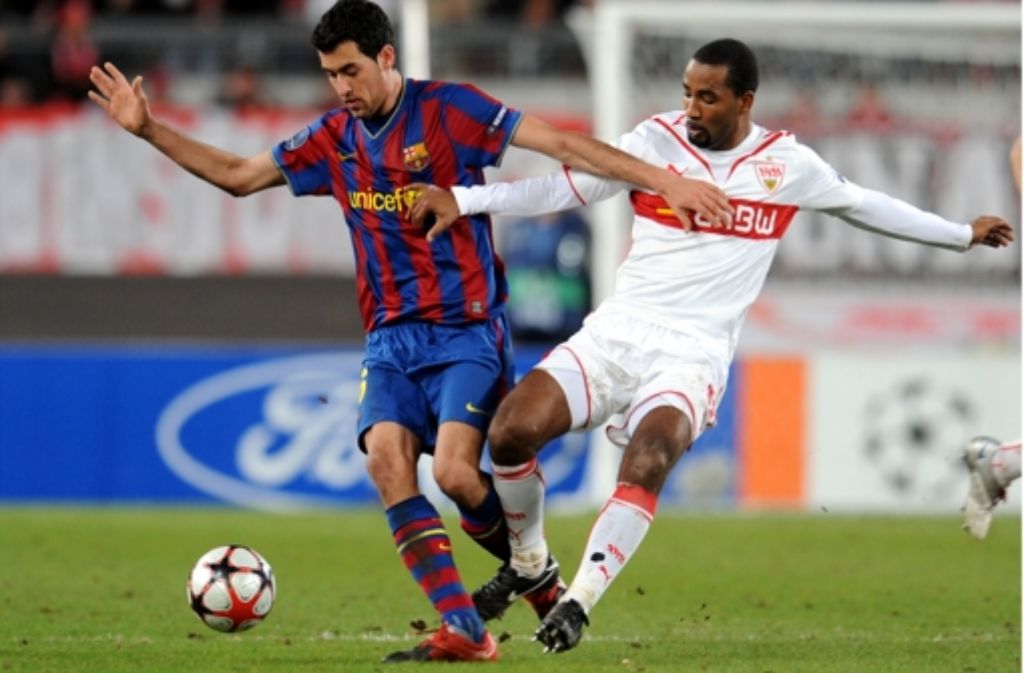 Im Zweikampf mit Sergio Busquets: Cacau spielt mit dem VfB in der Champions League gegen den FC Barcelona.