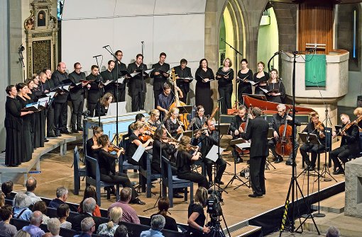 Hoch konzentriert: Chor und Orchester der Gaechinger Cantorey beim Kantatenkonzert in der Stiftskirche Foto: Holger Schneider