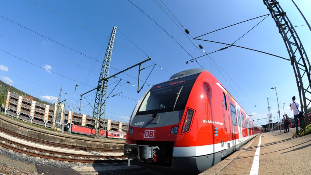  In den nächsten Monaten tauscht die Bahn 87 ihrer 147 Züge aus – es ist der größte Austausch von Fahrzeugen in der Geschichte der S-Bahn in der Region Stuttgart: Am Donnerstag haben die zwei ersten Fahrzeuge der neuen Baureihe ihren Dienst aufgenommen. 