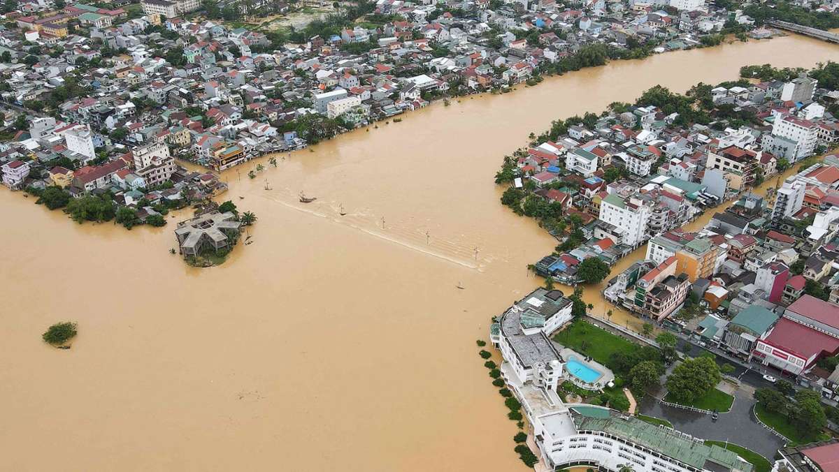  Bei anhaltendem Regen und schweren Überflutungen in Vietnam sind bis zum Montag mindestens 18 Menschen ums Leben gekommen. Mehr als zwei Dutzend Menschen werden noch vermisst. 