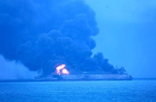 Das Foto, das von der südkoreanischen Küstenwache zur Verfügung gestellt wurde, zeigt den brennenden Öltanker „Sanchi“. Foto: Korea Coast Guard/AP