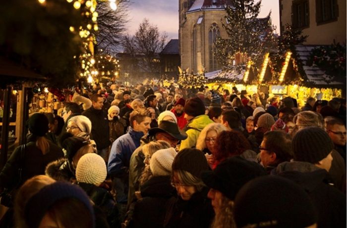 Stuttgarter Weihnachtsmarkt: Knoblauchsoße und Mützen sind gefragt