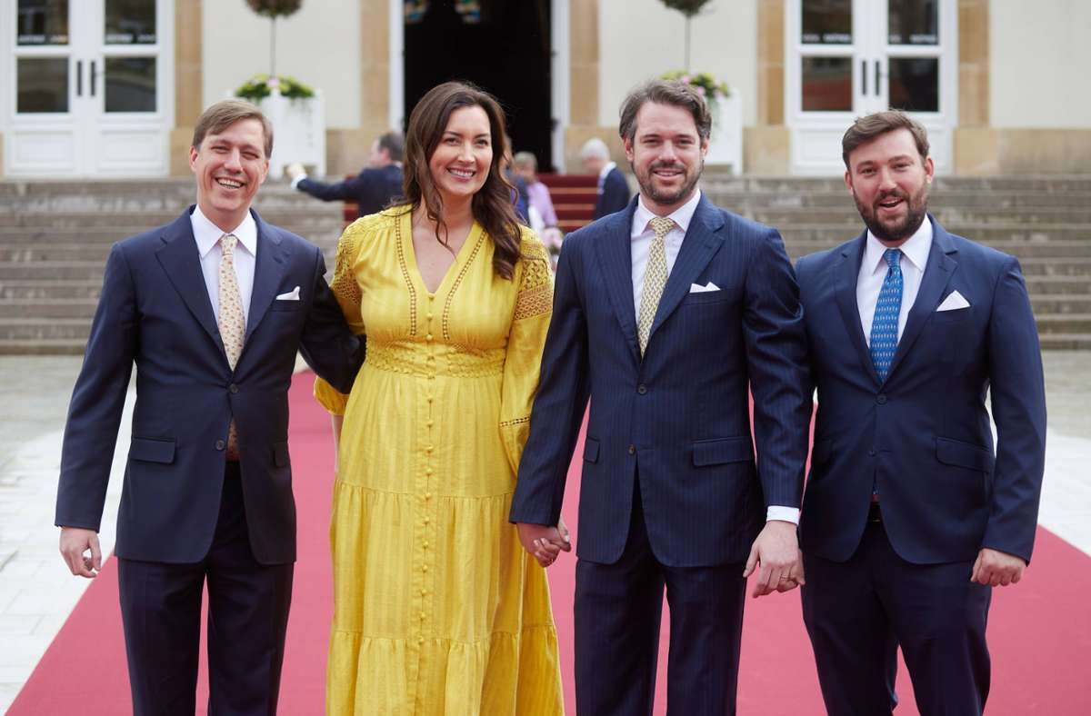 Drei Brüder der Braut (von links): Prinz Louis, Prinz Félix und Prinz Sébastian – in gelb: Félix’ Frau Prinzessin Claire