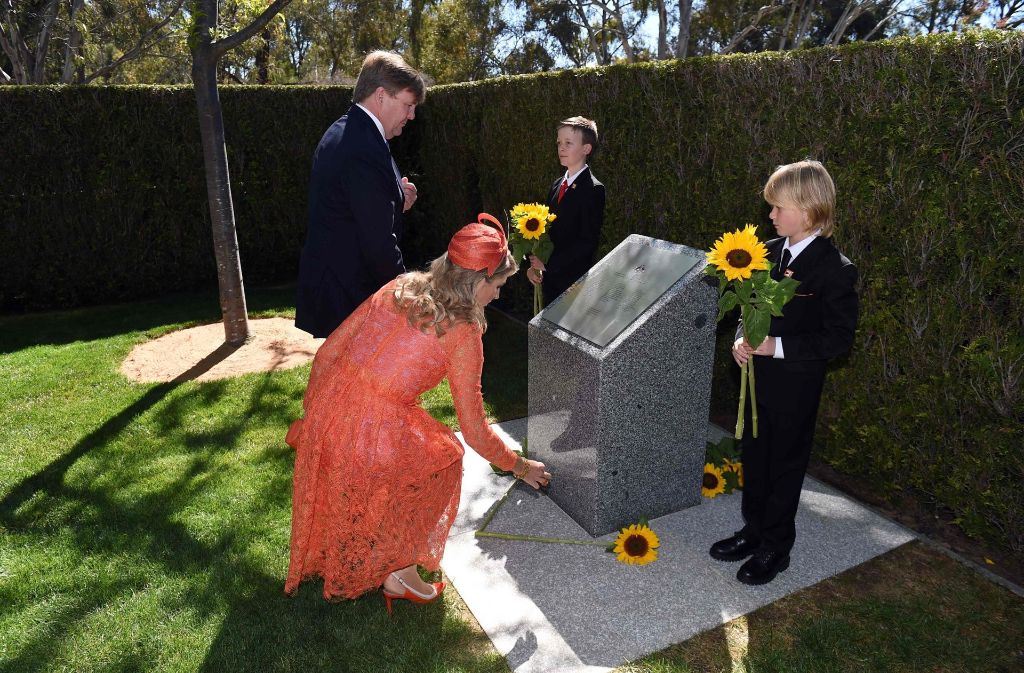 Beim Parlament in Canberra legte Maxima Sonnenblumen am „War Memorial“ nieder.