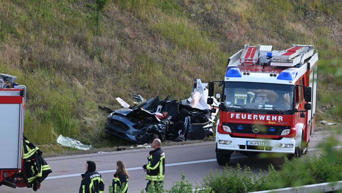 A14 bei Halle: Schwerer Unfall mit drei Toten und zahlreichen Verletzten