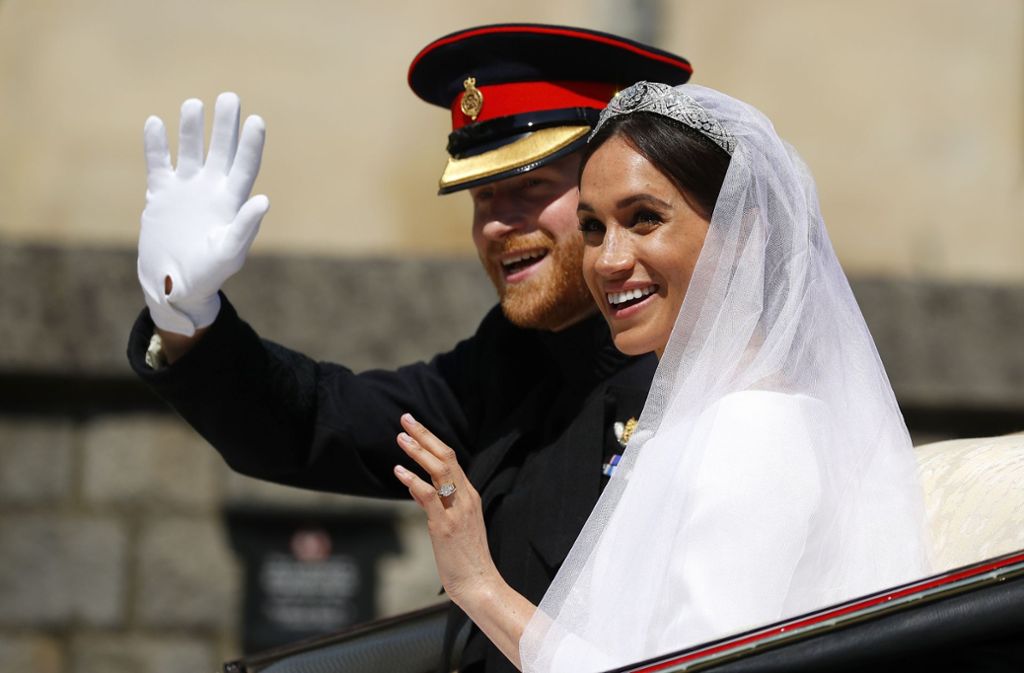Prinz Harry und Meghan Markle haben sich das Jawort gegeben. In der Kapelle von Schloss Windsor tauschten beide am Samstagmittag die Ringe und gaben sich das Eheversprechen.