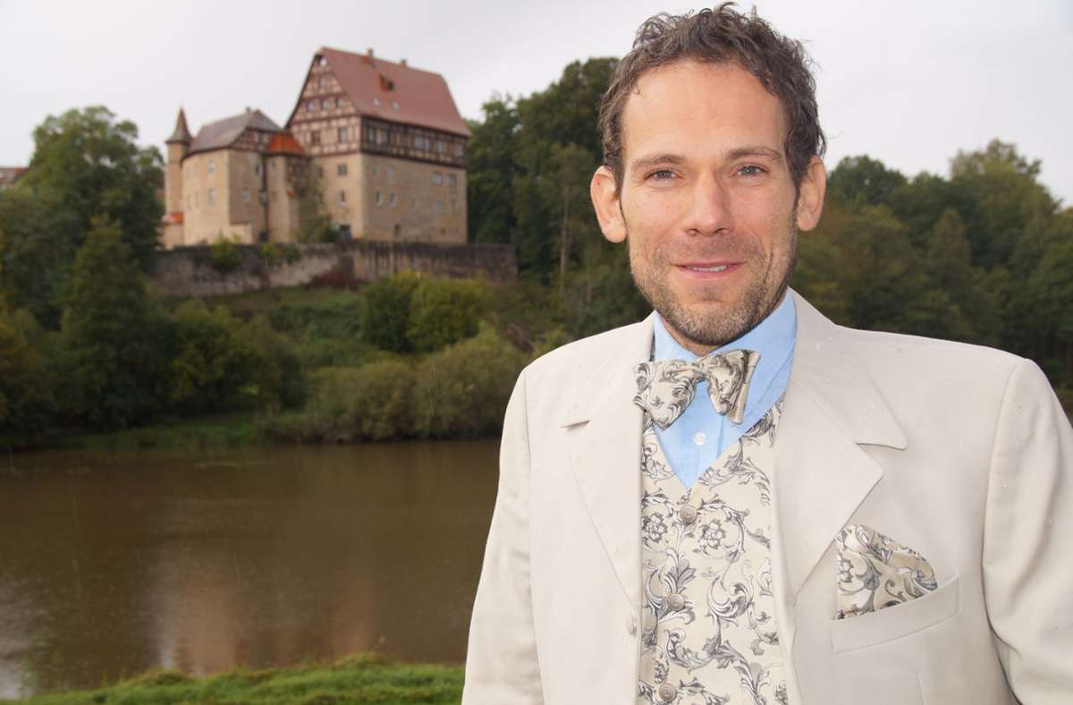 Um seine Burg zu präsentieren, wirft sich Schlossherr Andreas Fronia gerne mal in Schale.