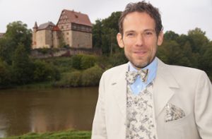 Um seine Burg zu präsentieren, wirft sich Schlossherr Andreas Fronia gerne mal in Schale. Foto: red/Wein