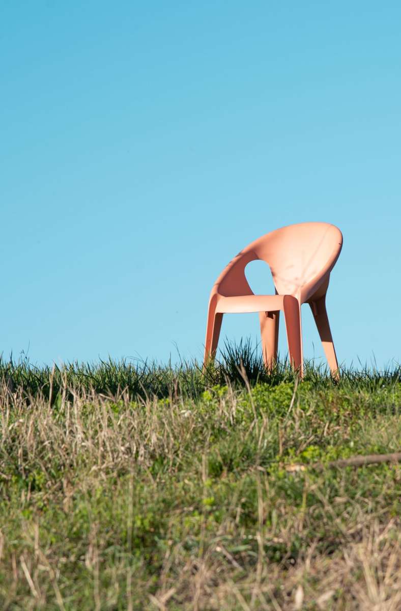 Nachhaltigkeit und Recycelfähigkeit ist ein Thema auf der Mailänder Möbelmesse. Der „Bell Chair“ von Konstantin Grcic für Magis ist aus Plastikresten. Schön auf der grünen Wiese . . .