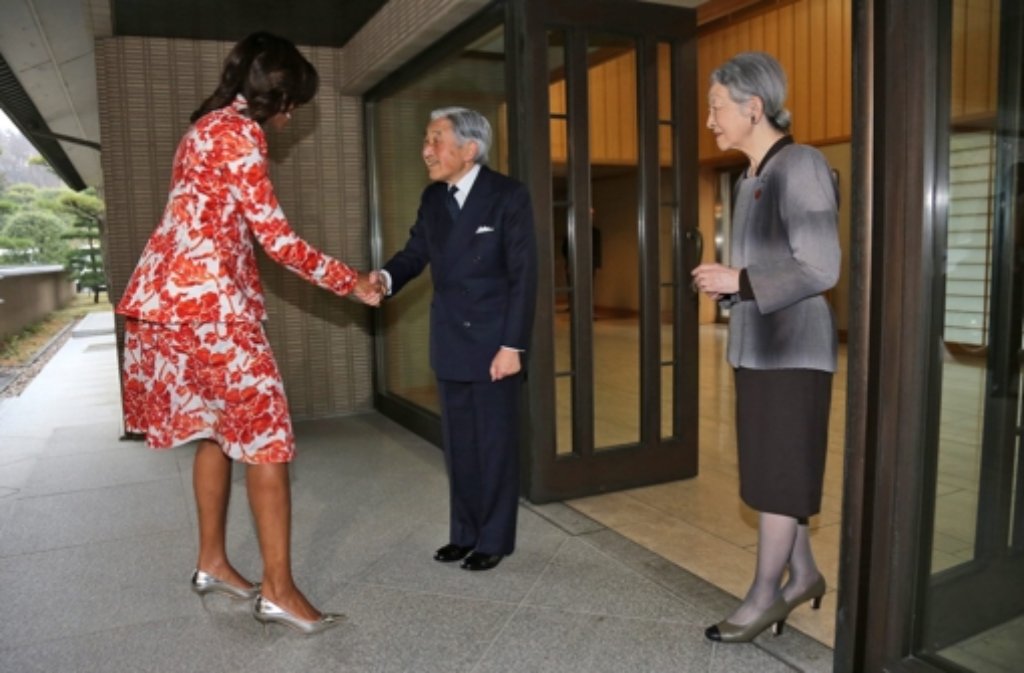 Amerikas First Lady, Michelle Obama, wird auf ihrer Asienreise vom japanischen Tennō und seine Frau Michiko empfangen.