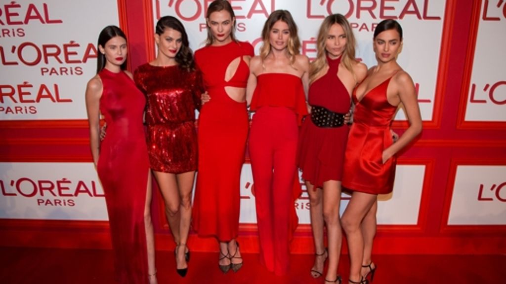 Am Rande der Paris Fashion Week: Supermodels in verführerischem Rot