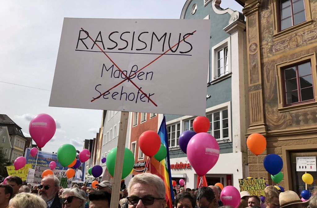 Die Teilnehmer des Innenstadtfestes wollten ein Signal setzen gegen Rassismus. Auch Horst Seehofer und Hans-Georg Maaßen bekamen ihr Fett weg.
